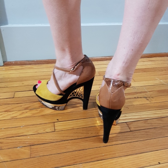 Snakeskin gold heels - Picture 3 of 4